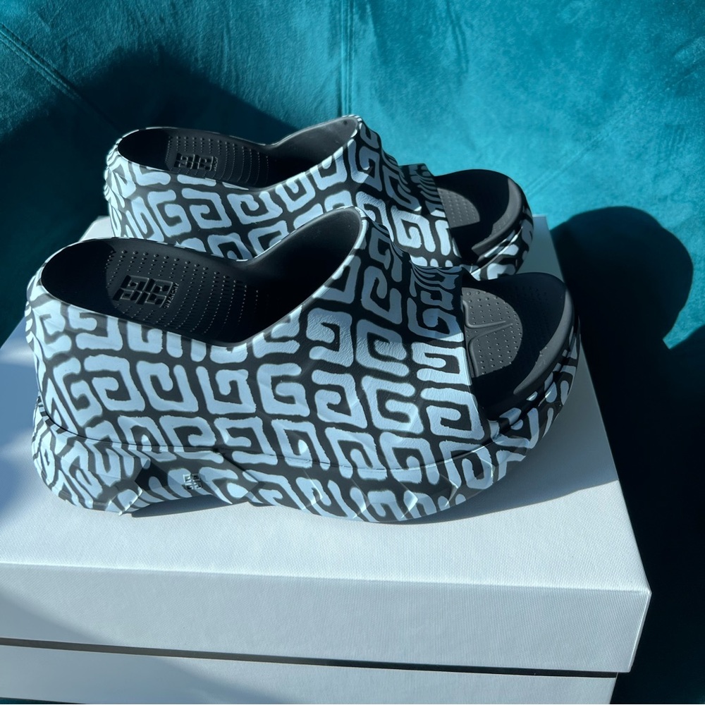 Givenchy Marshmallow sandals in rubber with tag effect 4G print